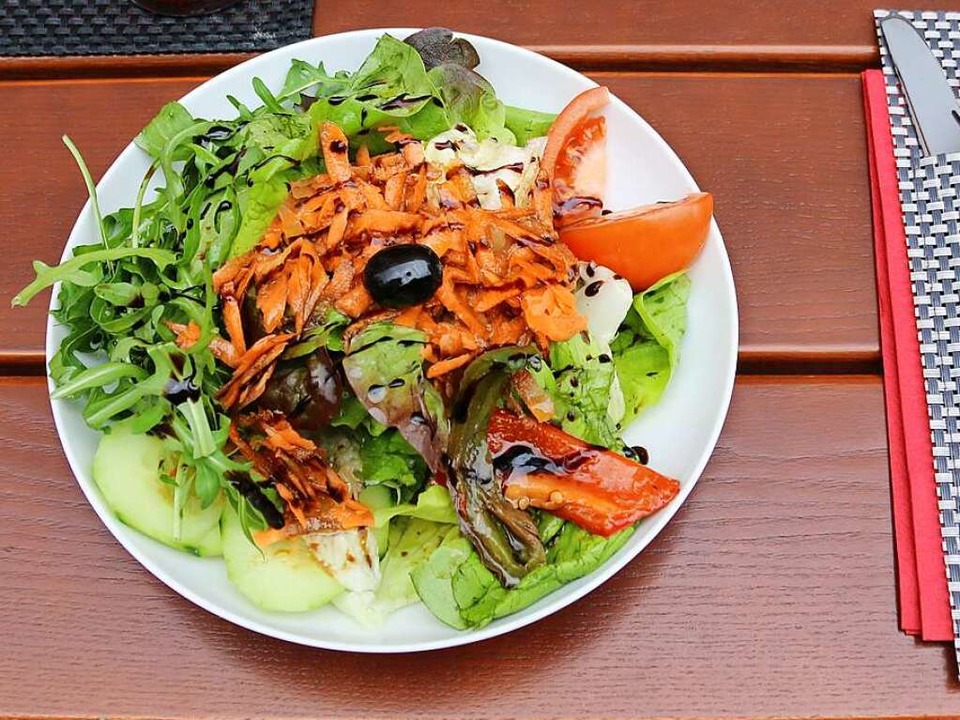 Der kleine Vorspeisensalat ist bei einigen Gerichten inklusive.  | Foto: Maleen Thiele