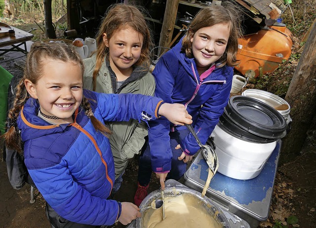 Gleich kommt der Teig fr die selbstge... schaffen Ordnung im   Kneipp-Garten.   | Foto: Viola Vetter