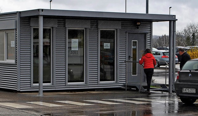 Direkt im Laufenpark knnen Schweizer ... die Ausfuhrscheine abstempeln lassen.  | Foto: AZ