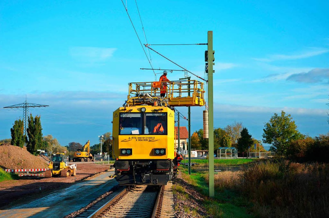 Oberleitungen fr den Abschnitt Ending...el der Kaiserstuhlbahn werden gezogen.  | Foto: SWEG