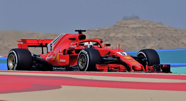 Sebastian Vettel dreht in seinem Farrari in Bahrain eine Runde.    | Foto: AFP