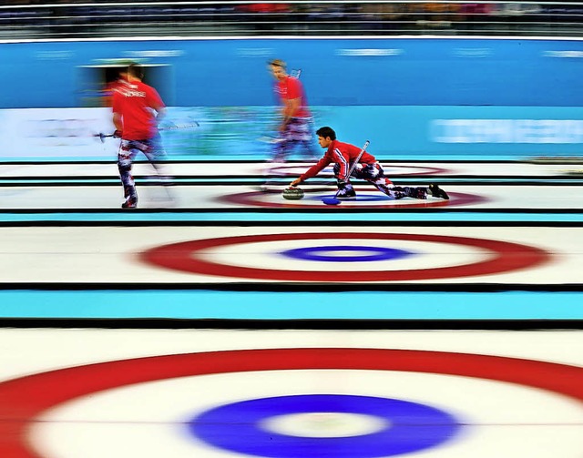 Eigentlich ist Curling eine runde Sach...211; aber auch eine Sache des Geldes.   | Foto: dpa