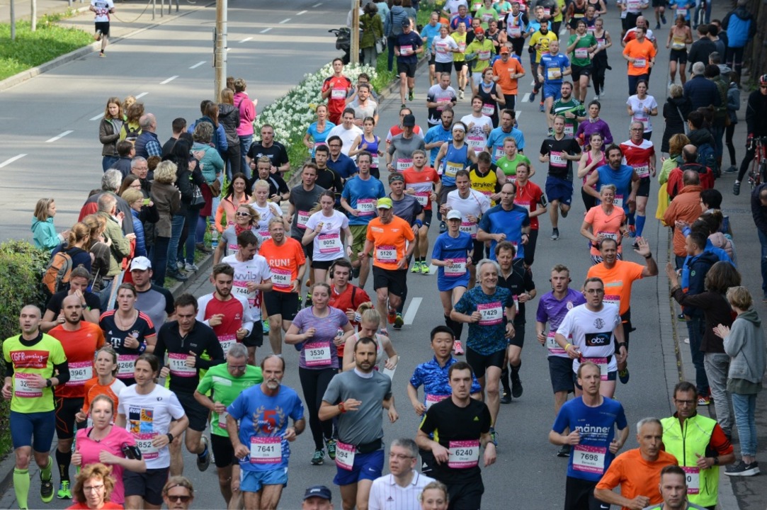 Bunter Haufen: Massenhaft Läufer werden  am Sonntag in Freiburg zu sehen sein.  | Foto: Rita Eggstein
