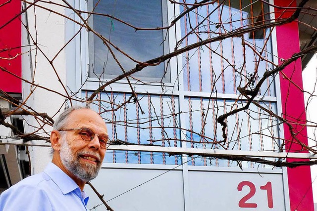 Der BUND-Aktive Henner Wenzel (Endinge... kein Vogel mehr mit den Glasscheiben.  | Foto: Ute Schler