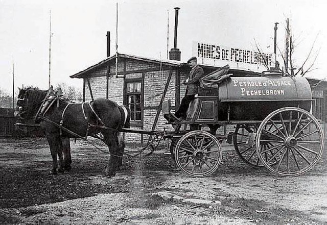 Erdltransport im Elsass per Pferdekutsche.  | Foto: Collection Muse Franais du Ptrole/Pechelbronn