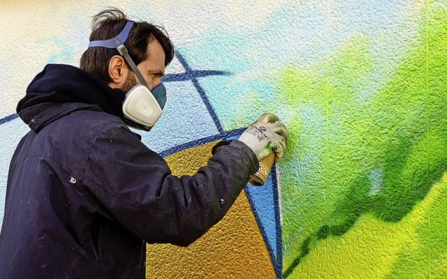 Andreas &#8222;zoolo&#8220; Ernst bei ...an einem  Graffito frs  Gemeindehaus   | Foto:  usk