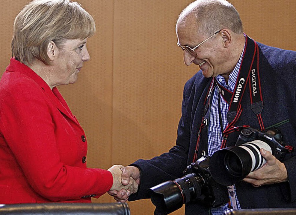 Zum Abschied ein Händeschütteln mit Bu...in Angela Merkel: Fotograf Fritz Reiss  | Foto:  Reuters