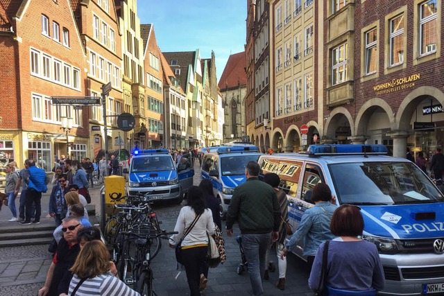 Einsatzfahrzeuge der Polizei stehen in der Innenstadt.  | Foto: dpa