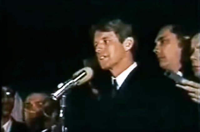 Robert Kennedy berbringt den Zuhrern...cht von Martin Luther Kings Ermordung.  | Foto: Youtube
