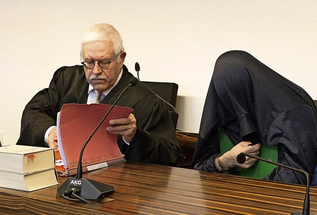 Zu Prozessbeginn versteckte sich Nasr-... er ber das Tatgeschehen berichtete.   | Foto:  salzer-decker
