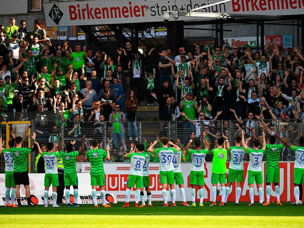 Die Wolfsburger feiern mit ihrem Anhang.