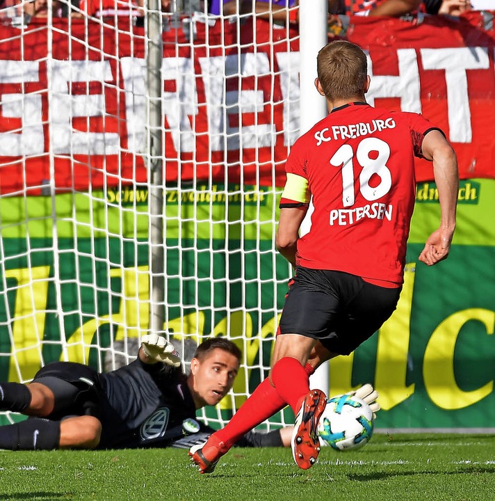 Zum Schluss scheiterte auch noch Nils ...it einem Strafsto an  Koen Casteels.   | Foto:  Keller