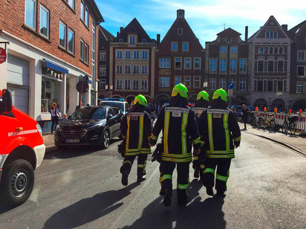 Feuerwehrleute auf dem Weg in die Innenstadt von Mnster. Dort sind gestern mehrere Menschen gestorben, als ein Auto in eine Menschenmenge fuhr.