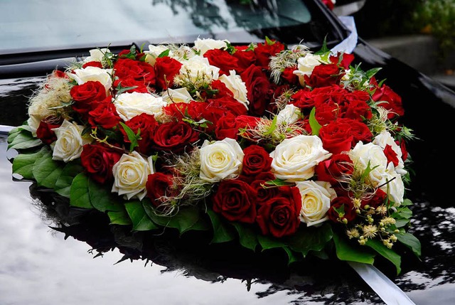 Der Autokorso einer Hochzeit sorgte bei Weiler Brgern fr rger (Symbolfoto)  | Foto: dpa-tmn
