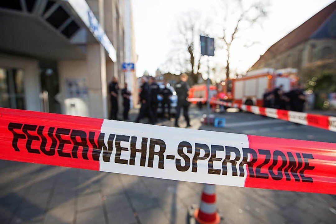 Auch die Polizei lobte die Bevlkerung...rtbereich sei schnell verlassen worden  | Foto: dpa