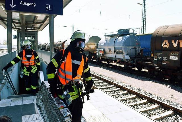 Großeinsatz für die Feuerwehr: Defekt an Gefahrgut-Güterzug am Bahnhof Lahr