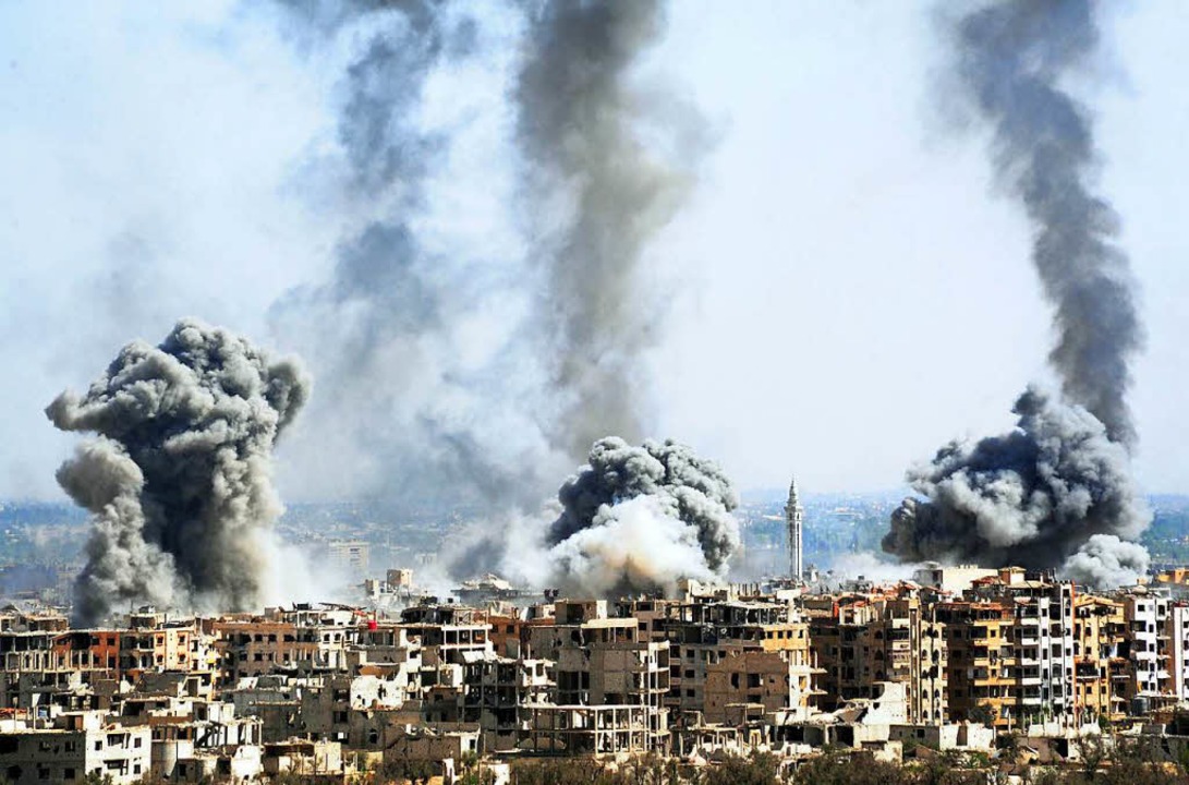 Rauch steigt nach dem Einschlag einer Rakete der syrischen Armee über Duma auf  | Foto: dpa