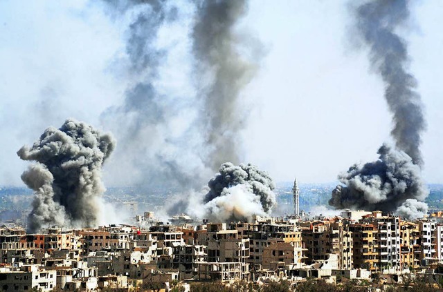 Rauch steigt nach dem Einschlag einer Rakete der syrischen Armee ber Duma auf  | Foto: dpa