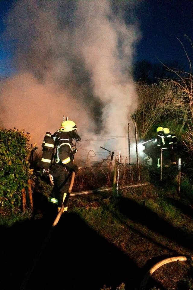 Die Feuerwehr beim Brandeinsatz  in der Kleingartenanlage in Neuenburg am Rhein   | Foto: Feuerwehr