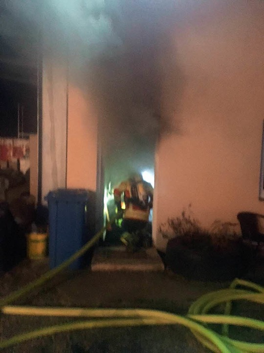 Ein Atemschutztrger dringt in das Gebude ein.  | Foto: Feuerwehr Herbolzheim