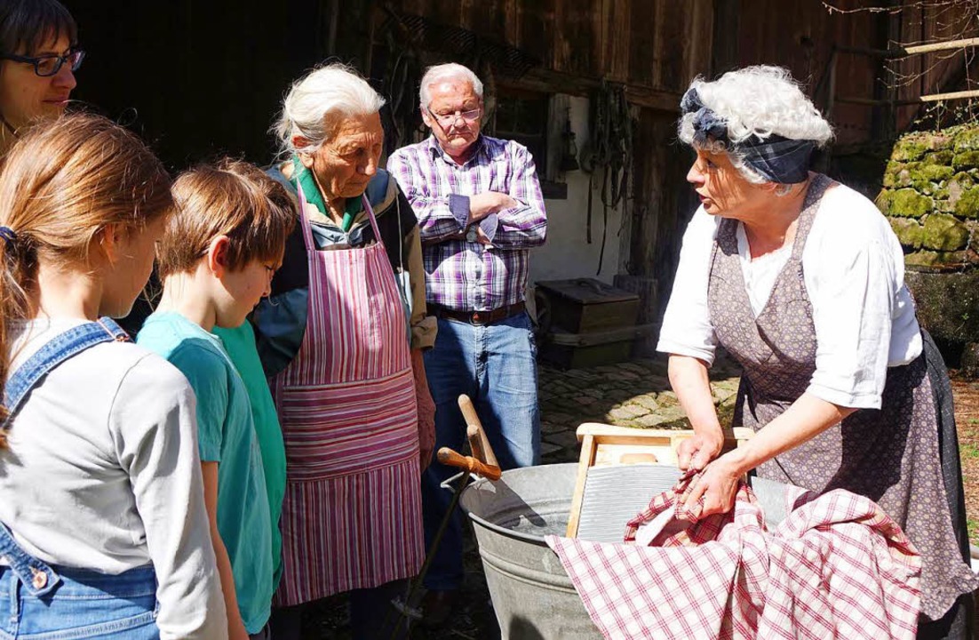 Monika Haller beim Waschen auf dem Schneiderhof.  | Foto: Roswitha Frey