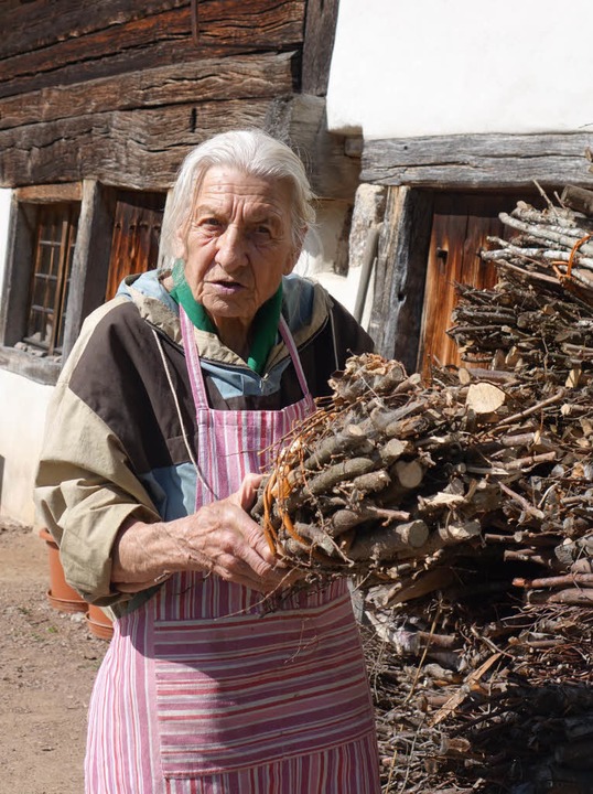 Ruth Noack beim Welle machen  | Foto: Roswitha Frey