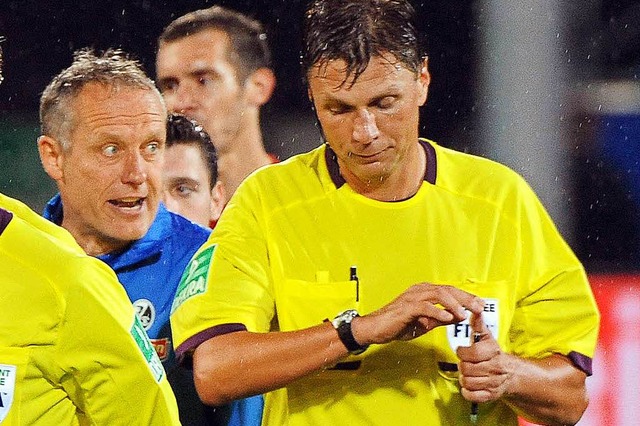 Christian Streich und Thorsten Kinhfe...ie waren beim 1:2 nicht einer Meinung.  | Foto: Michael Heuberger