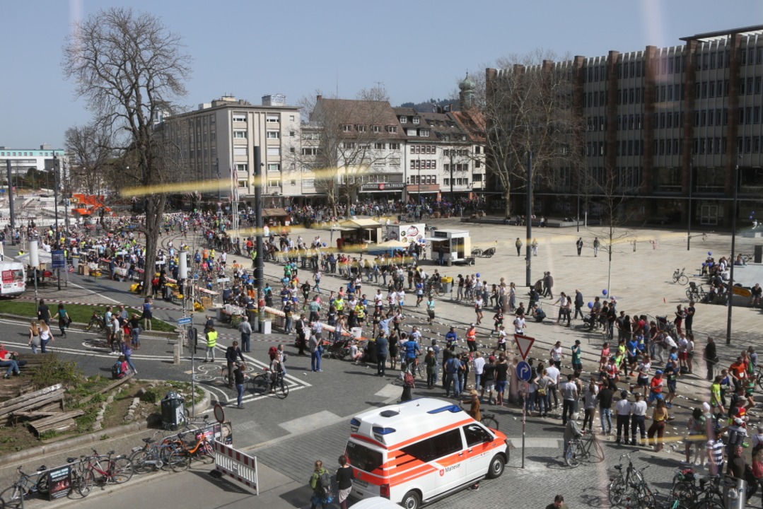 Rund 10.000 Teilnehmer gingen beim 15. Freiburg Marathon auf die Strecke.  | Foto: Janos Ruf