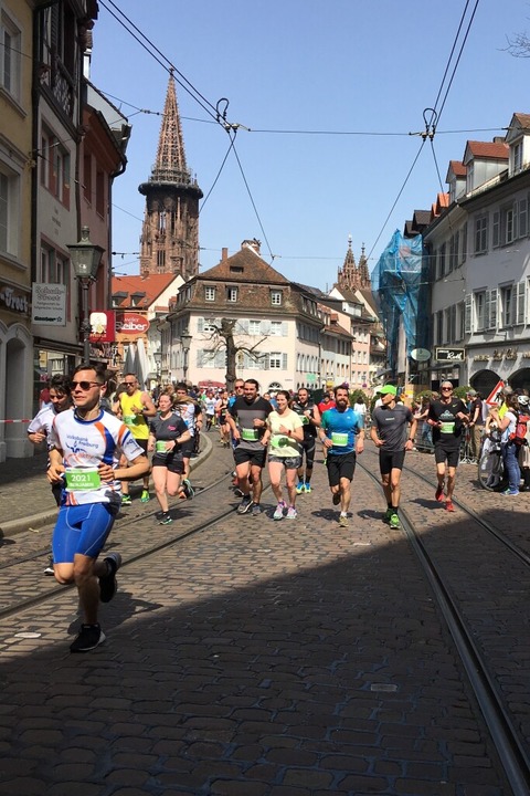 Rund 10.000 Teilnehmer gingen beim 15. Freiburg Marathon auf die Strecke.  | Foto: Carolin Buchheim