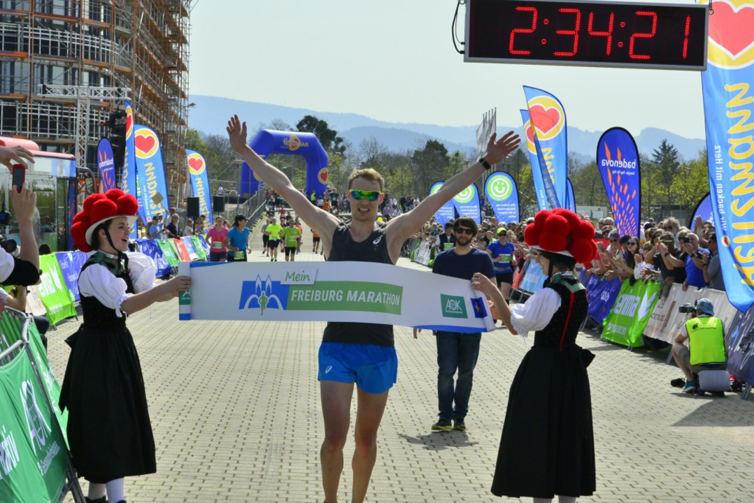 Der Marathon-Sieger Lukas Ngele beim Zieleinlauf  | Foto: Daniel Thoma