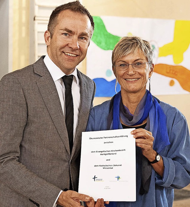 Die unterzeichnete Partnerschaftserkl...erd Mller und Dekanin Brbel Schfer.  | Foto: Martina David-Wenk