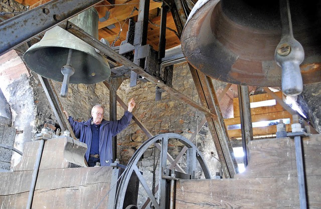 Herbert Sitterle im Glockenturm der St...n Momenten der gut besuchten Fhrung.   | Foto: MINK