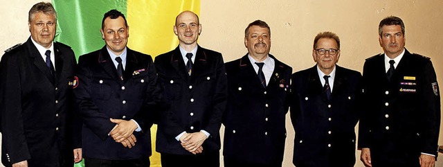 Die Feuerwehr Kleines Wiesental steht ...owie Robert Karle (Feuerwehrverband).   | Foto: Heiner Fabry