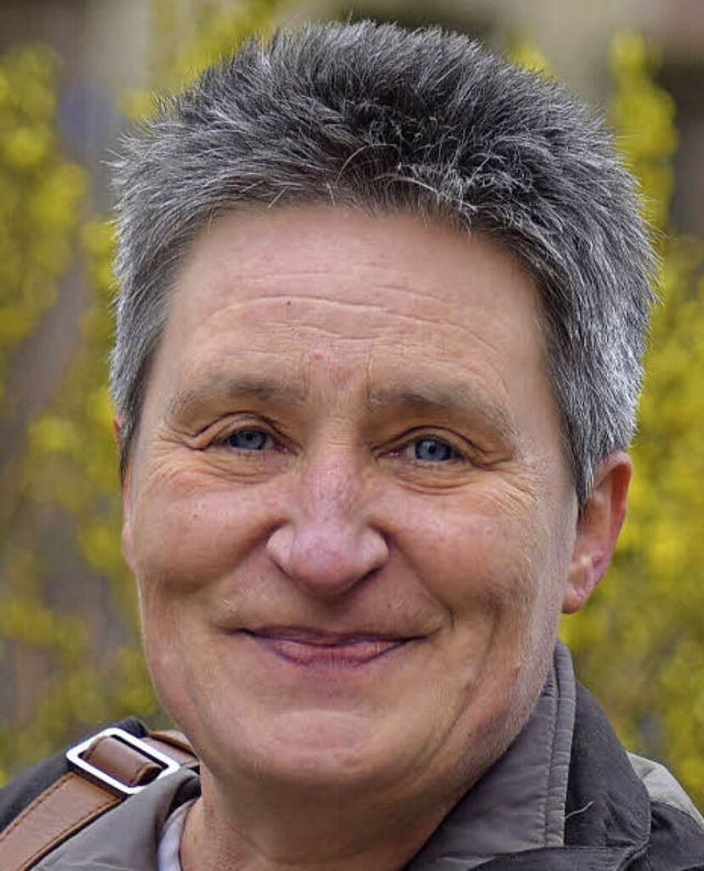 Karin Dorn hilft ehrenamtlich auf der Landesgartenschau. Sie schneidet Bume.  | Foto: jtr