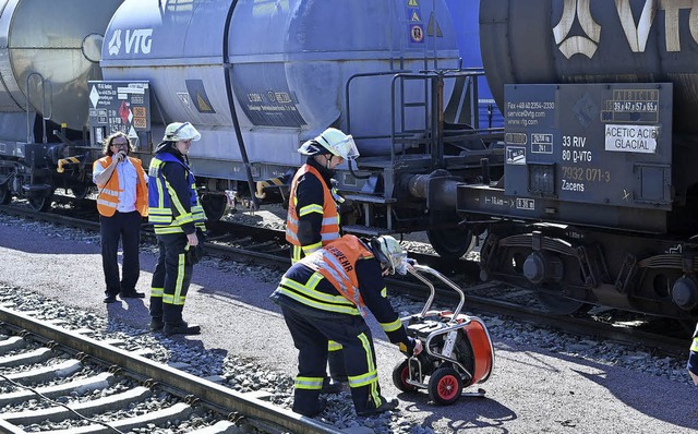 Mit Hochdrucklftern khlte die Lahrer...e Rder an insgesamt acht Kesselwagen.  | Foto: wolfgang knstle