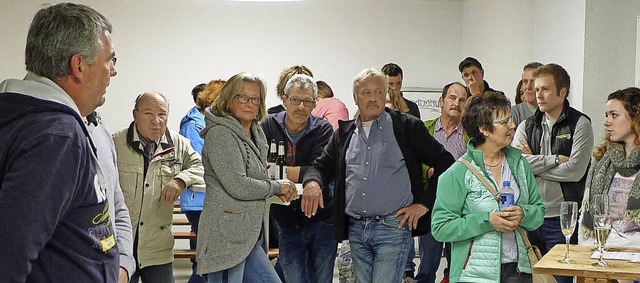 Hermann Faller (links) begrt die Orn...m Umtrunk im fast fertigen Brgerhaus.  | Foto: Eva Korinth