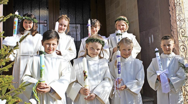 Bei strahlendem Sonnenschein gingen ge...hre erste Heilige Kommunion empfingen.  | Foto: Christa Maier