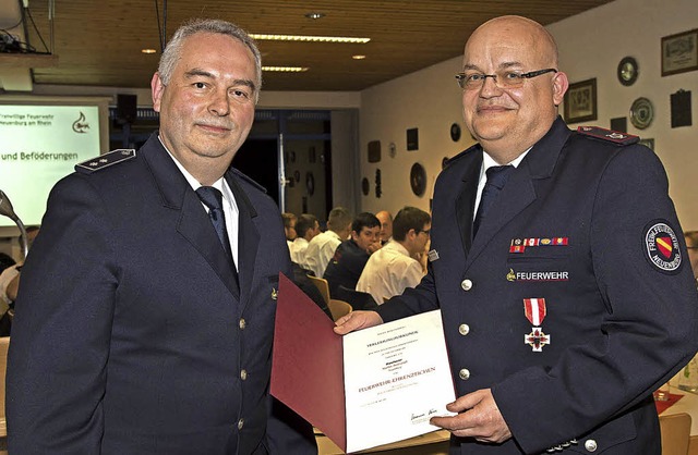 Fr 40 Jahre Dienst in der Feuerwehr w...hrenzeichen des Landes ausgezeichnet.   | Foto: Volker Mnch