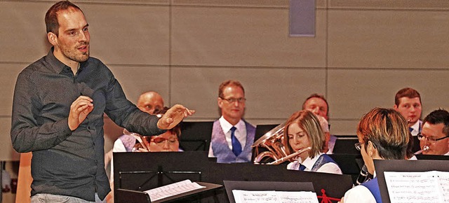 Der knftige Dirigent der Stadtmusik B...ein musikalisches Stck den Taktstock.  | Foto: Dorothe Kuhlmann