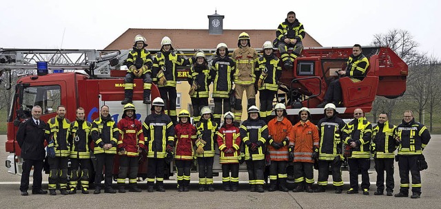 Erfolgreich abgeschlossen haben junge Feuerwehrleute ihre Grundausbildung.   | Foto: Volker Mnch
