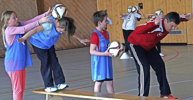 Das DFB-Mobil war in Dachsberg zu Gast...it dem Sportgert Ball heranzufhren.   | Foto: Karin Steinebrunner