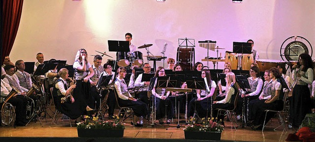 Der Musikverein Weizen mit Dirigent Ar...lkonzert im Sthlinger Konradsaal auf.  | Foto:  Yvonne Wrth