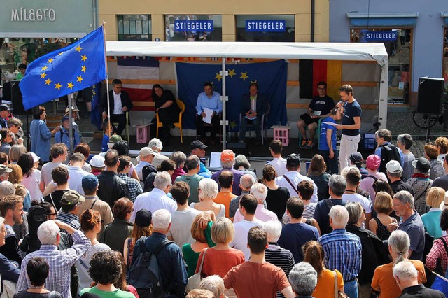 Rund 200 Interessierte waren zu  &#8222;Pulse of Europe&#8220; gekommen.  | Foto: Constantin Hegel