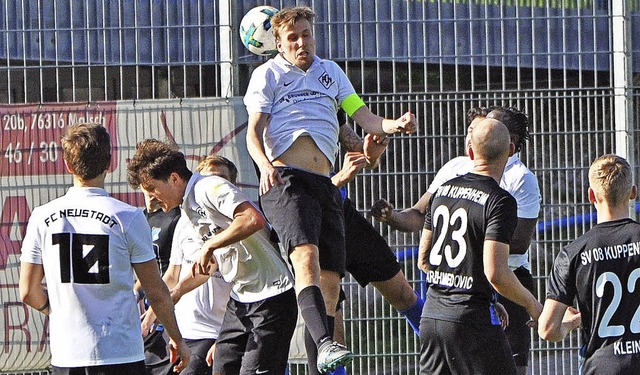 Dicke Luft vor dem Tor des FC Neustadt... (verdeckt) machte ein starkes Spiel.   | Foto: Bernd Seger