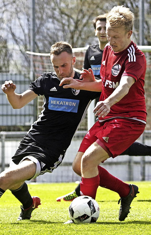 Der Stegener Nicolas Ganter (rechts) s...ll vor dem Hausener Julien Bilger ab.   | Foto: Benedikt Hecht