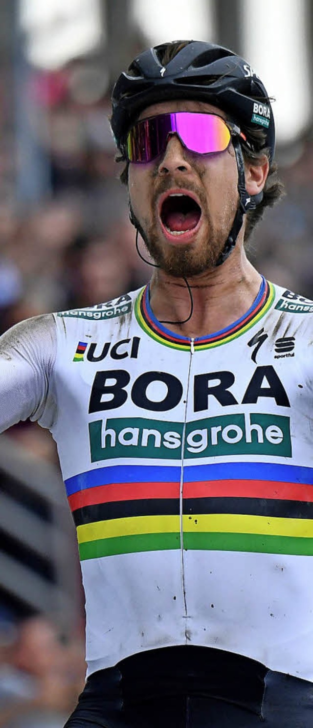 Triumphierend ins Ziel: Peter Sagan ist als Erster in Roubaix.    | Foto: afp
