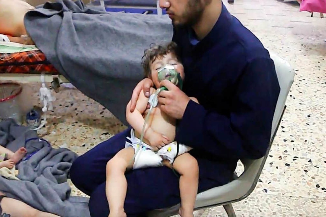 Dieses vom Syrischen Zivilschutz, gena...mutmaßlichen Einsatz von Chemiewaffen.  | Foto: dpa