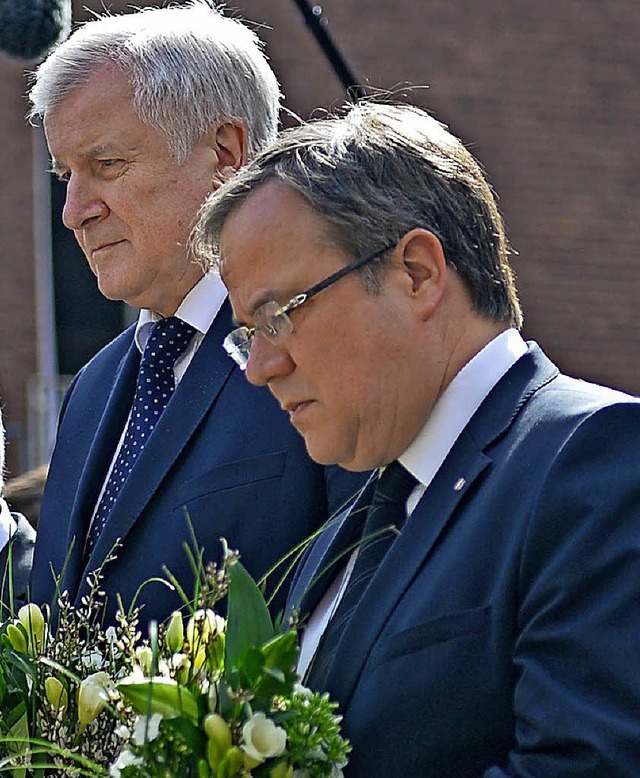 Horst Seehofer (links) und NRW-Ministe...Laschet legen Blumen am Tatort nieder.  | Foto: AFP