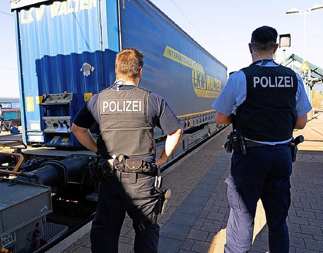 Beamte der Bundespolizei durchsuchen am Bahnhof Achern einen Gterzug.  | Foto: dpa
