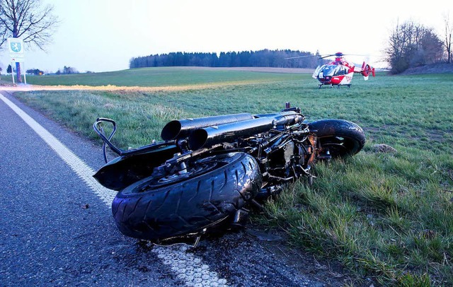 Motorrad und Rettungshubschrauber: In ...er im Krankenhaus seinen Verletzungen.  | Foto: dpa